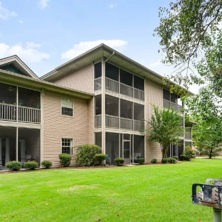 Stylish King + Queen Suites Lake-View End Unit, Golf & Beach Nearby – No Stairs