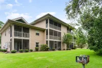 Stylish King + Queen Suites Lake-View End Unit, Golf & Beach Nearby – No Stairs