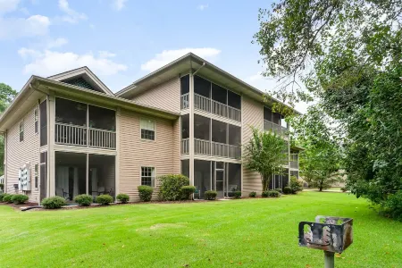 Stylish King + Queen Suites Lake-View End Unit, Golf & Beach Nearby – No Stairs