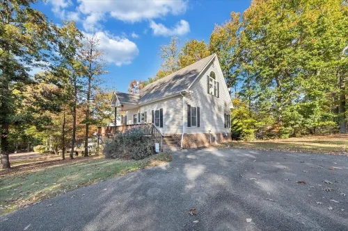 Shangri-La -dogs friendly, firepit, wifi, 2 kayaks, 2 kitchens, and a Pool Table