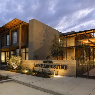 Hotel Saint Augustine Hotel dekat Houston Museum District