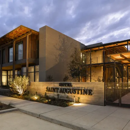 Hotel Saint Augustine Отели рядом с достопримечательностью «Менил Коллекшен»