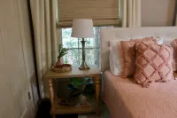 Charming Cottage Near Sfa, Azalea Gardens,  & Walking Trails.