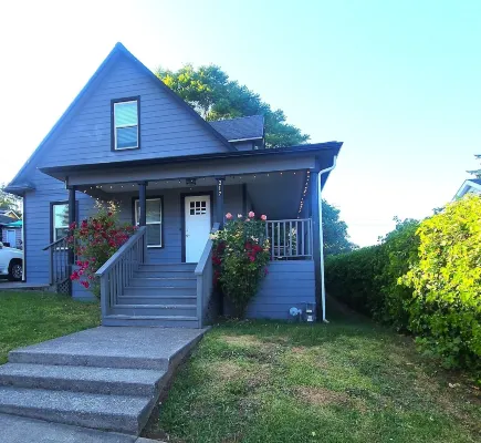 Spacious 4 bedroom home in the heart of camas! Hotel a Camas