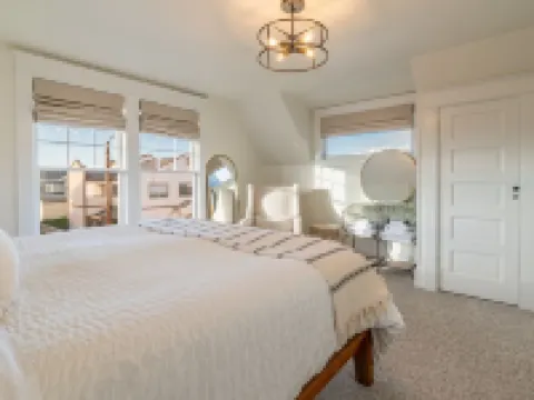 NEW Best LOCATION in Downtown Edmonds Hotels in Edmonds