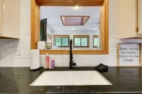 Pocono Chalet- walking distance to Lake Wallenpaupack- 3 Full baths