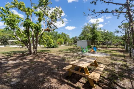 La Niña 5 minutes to Nokomis Beach. Fenced in Yard Pet-Friendly!