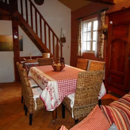 Of Character cottage Near Millau In Charming Village in Saint-Leons Отели в г. Мийо