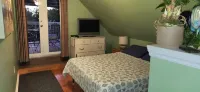 Sea Breeze Cottage 2 Large Decks, Pool, Free Parking/Wifi in  Truman Annex