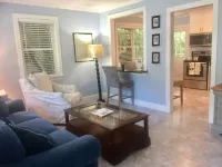 Grace's Getaway: Newly refurbished.Two blocks to the beach!