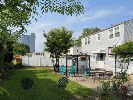 Beautiful place minutes away to New York City . Отели в г. Тинек