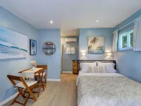 Private Surf Shack Less Than 5 Minutes to Indian Rocks BeachBikes Included! Hotels in Largo