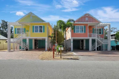 DIRECT WEEKI WACHEE RIVER FRONT! NEW CUSTOMHOME! WELCOME TO RIVER MARGARITAVILLE Hotels near Historic Bayport Park