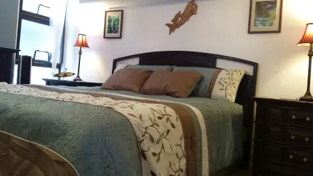 Comfortable Oceanfront Condo with Amazing Ocean Views, No Parking or Resort Fees