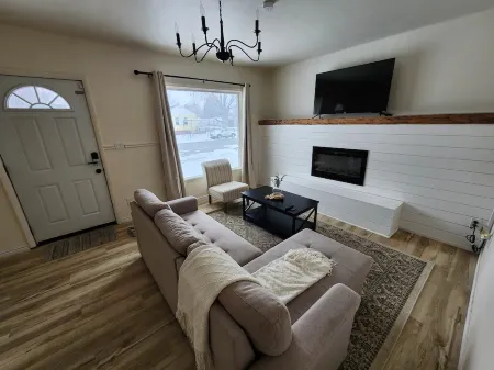 Provo Home! Close to BYU, Downtown Provo, 10 mins from Utah Valley University. Отели рядом с достопримечательностью «Department of Electrical and Computer Engineering»