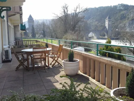 Apt. T1 Bis in town on the 1st floor of a residence with terrace carractère Отели рядом с достопримечательностью «Musée de Henri Matisse»