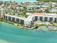 Stunning Marco River Waterfront 2 Bath w/ King Bed. Balcony, Pools/ Spa, Beach.