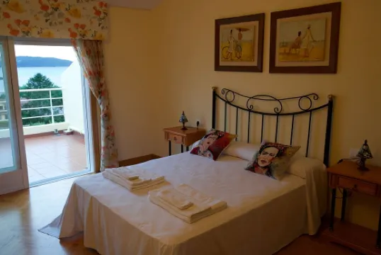 HOUSE WITH SWIMMING POOL IN MIÑO Hotels in Comarca de Betanzos