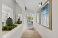 Breathtaking Panoramic Ocean Views, Crystal Blue Pool, Hot Tub, BBQ Grill!