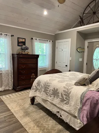 Rosie’s Peaceful Lake House