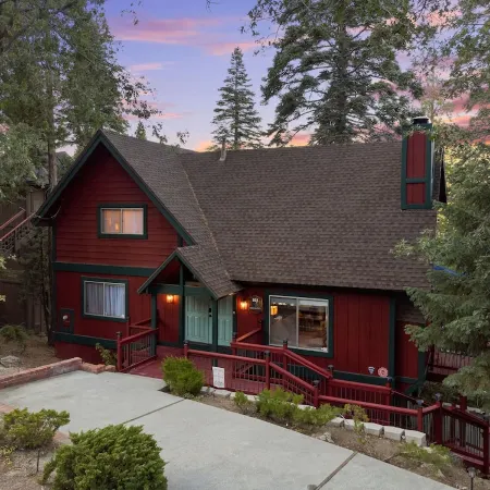 New! Rustic & cozy cabin w/pool table, deck, garage, dog friendly!