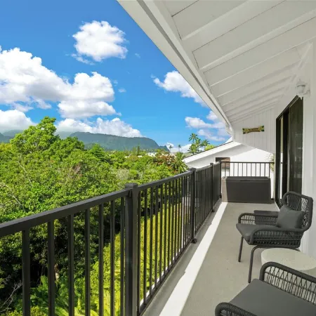 Top floor 1BR with AC, beach gear, lanai, and mountain views. Walk to the beach!
