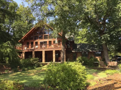 Beautiful Cedar Cabin Connection on Lake Hamilton