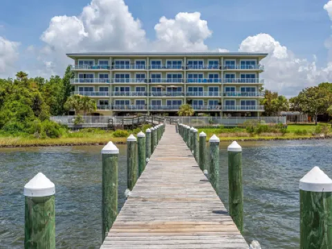Quiet and relaxing with three balconies. Located on the Santa Rosa Sound. 鄰近Island Style的酒店