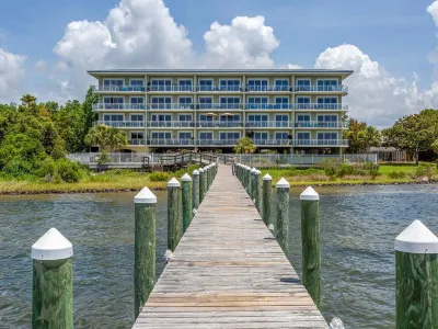 Quiet and relaxing with three balconies. Located on the Santa Rosa Sound. Hotels near Island Style