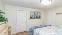 Downtown Delight! Cozy, 1 Bedroom garden apartment