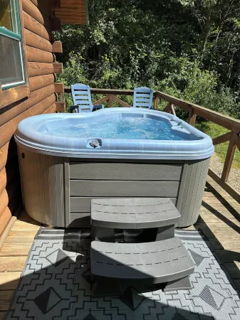 Cozy Cabin for Two Adults . No Room to ADD Extra . Cabin in the Woods w Hot Tub