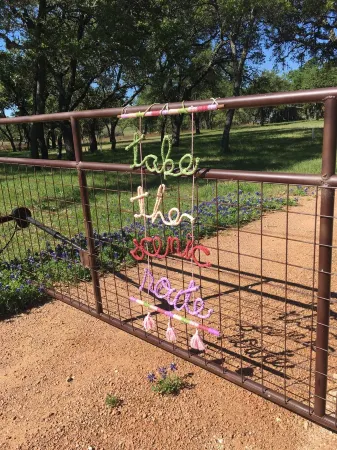 Byrd + Branch "Guest Favorite" King Cabin Near Downtown & Wine Trail, sleeps 3 Отели рядом с достопримечательностью «Национальный исторический парк имени Линдона Б. Джонсона»