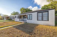 Coastal Cottage in Tech Terrace