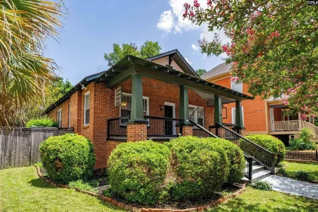 Cozy Historic Home Just 2 Miles from USC, Downtown and 6 Miles from Ft. Jackson Отели рядом с достопримечательностью «Ривербанкс Зу энд Гарден»