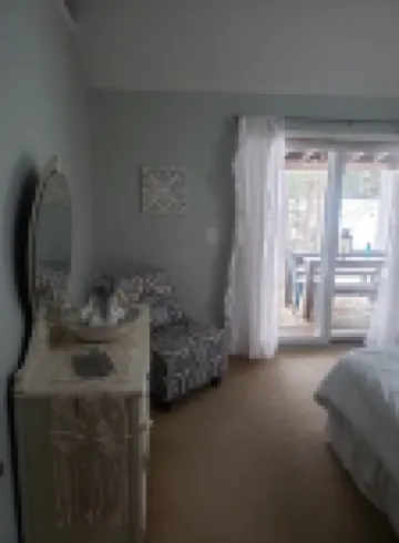 The Hudson Hideaway (waterfront home)