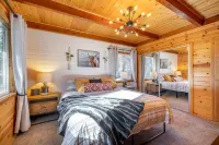 MODERN RUSTIC CABIN W/SPA, WALKING DISTANCE TO SKI RESORT, ZOO & GOLF COURSE