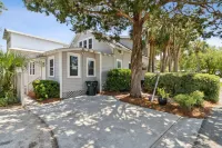 Stanton Apartment D - Historic Retreat 1 Block to Beach