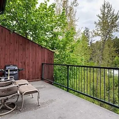 Beautiful Loft Condo in the Heart of Bigfork on the Swan River Отели в г. Бигфорк