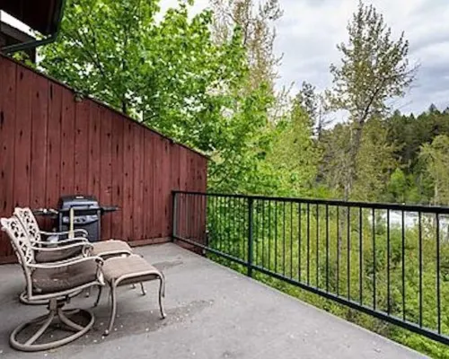 Beautiful Loft Condo in the Heart of Bigfork on the Swan River 빅포크 호텔