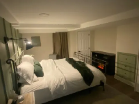 Stylish & Spacious Princeton Basement Apt with King Bed, Private Entrance