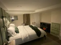 Stylish & Spacious Princeton Basement Apt with King Bed, Private Entrance Hotel dekat Princeton Junction