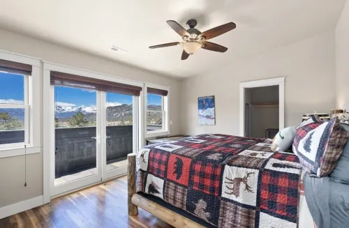Mountain Home- Spectacular Views of Long's Peak- 10 minutes to town-3 full bath