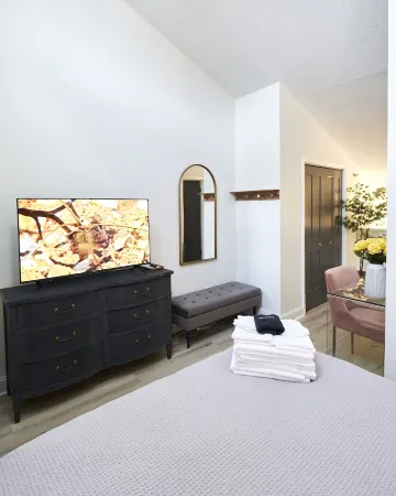 Downtown Athens Condo, Sanford Stadium Views, 12 Min Walk to Games