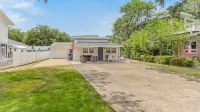 Cozy Beach Cottage - Walking distance to the Beach!! Hotels near Great Neck Plaza Shopping Center