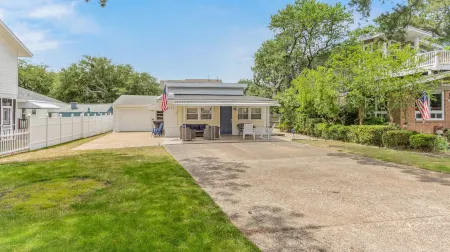 Cozy Beach Cottage - Walking distance to the Beach!! Отели рядом с достопримечательностью «Парк штата Ферст Ландинг»