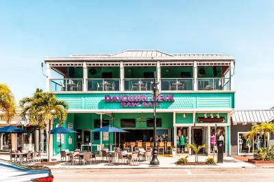 Island Vibes + Modern Comfort at Lido Beach!