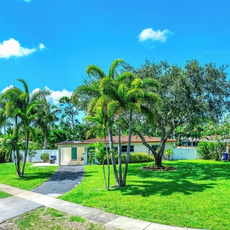 Pool+Bikes+BBQ! Tropical Getaway & Close To Beach!