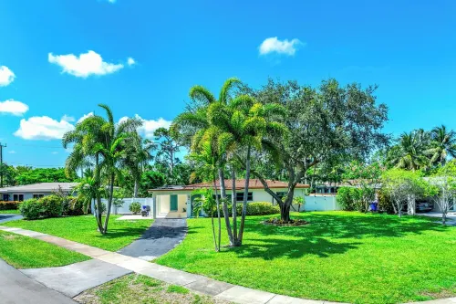 Pool+Bikes+BBQ! Tropical Getaway & Close To Beach!