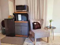 Queen. Minutes to Wilton drive. Private entrance and bathroom