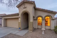 Beautiful Home with Heated Pool and Hot Tub! Spring Training and Stadium nearby. Hotels near Phoenix Raceway